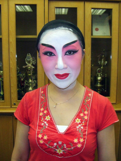 Chinese Cantonese opera makeup lesson in Singapore
